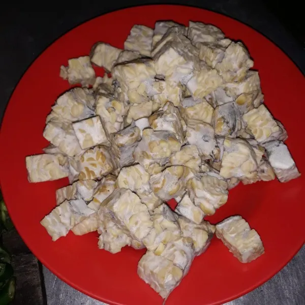 Potong tempe kotak-kotak