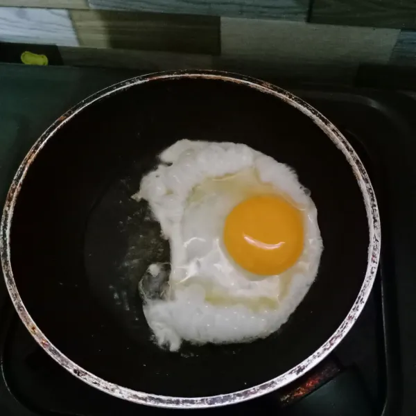 Ceplok telur, sisihkan.