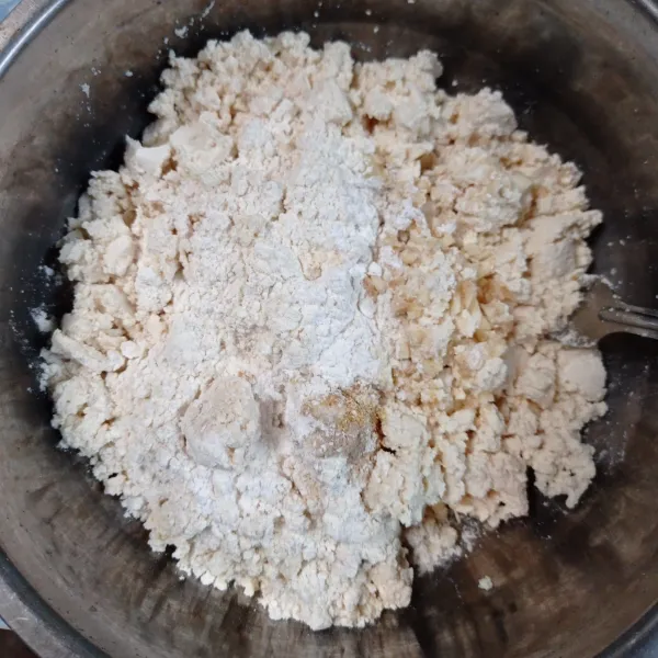 Campur semua bahan menjadi satu.