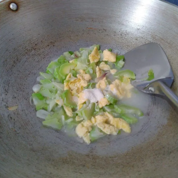 Masukan bubuk fiber creme. Aduk rata. Beri garam, kaldu jamur dan gula pasir. Aduk rata kembali. Setelah bumbu meresap dan matang, angkat, dan siap disajikan.