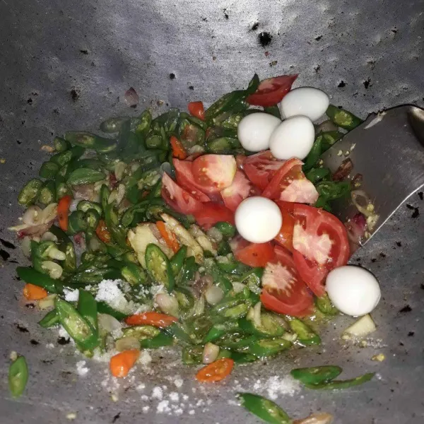 Tumis bawang merah, bawang putih sampai harum, lalu masukan cabe merah, cabe hijau, tomat dan telur puyuh. Masak sampai cabe layu