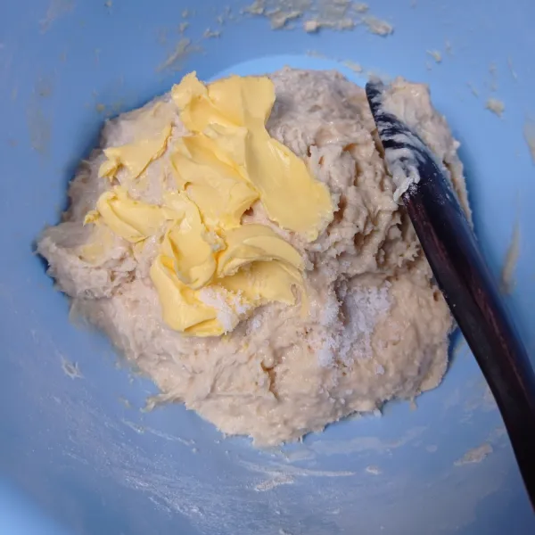 Tambahkan margarin dan garam, aduk sampai tercampur rata. Lalu diamkan selama 1 jam.