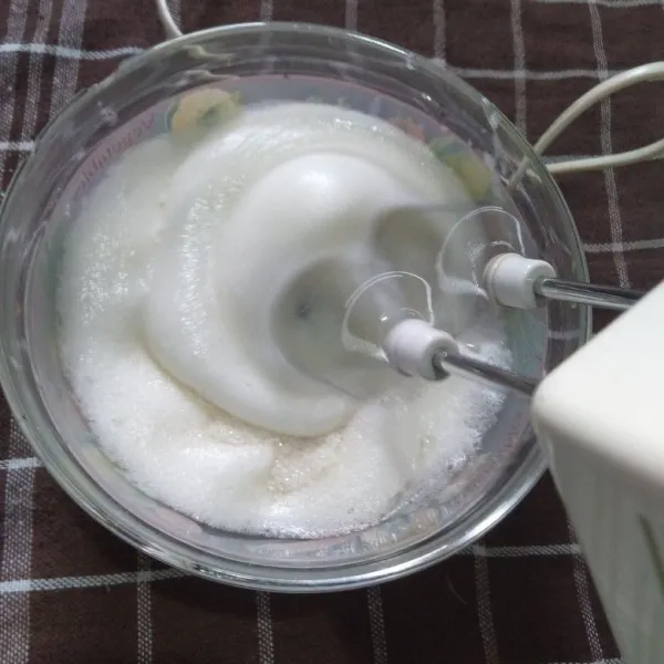 Kocok putih telur dan gula dengan mixer kecepatan sedang di wajah kaca. Masukan gula secara bertahan dan kocok selama kira-kira 6 menit
