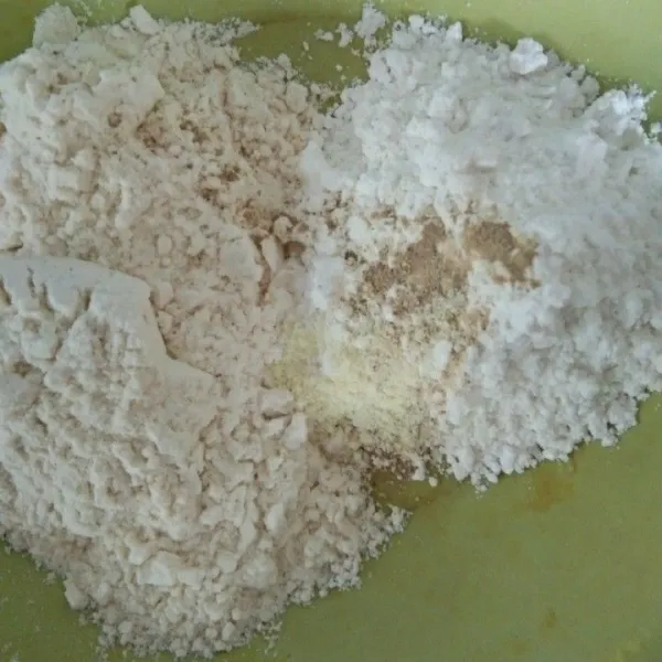 Dalam wadah campur tepung terigu, tepung beras, garam, merica bubuk dan kaldu jamur, aduk rata