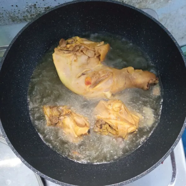 Goreng ayam sampai kuning kecoklatan. Angkat dan tiriskan.