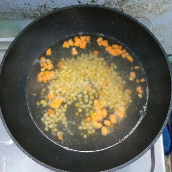 Siapkan jagung dan wortel. Kemudian rebus sampai empuk. Angkat dan tiriskan.