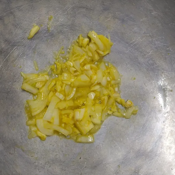 Panaskan margarin, tumis bawang bombay dan bawang putih sampai harum.