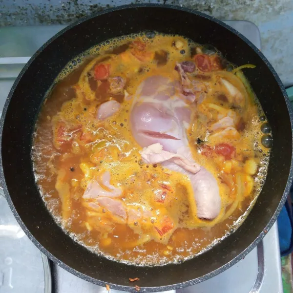 Masukan ayam. Masak sampai ayam empuk dan bumbu meresap. Angkat.