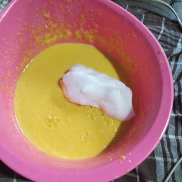 Campurkan putih telur dengan adonan jagung dengan menggunakan spatula secara bertahap. Aduk perlahan hingga rata