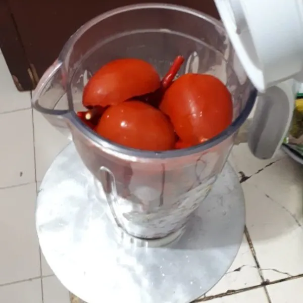 Blender cabai, bawang dan 1 buah tomat hingga halus