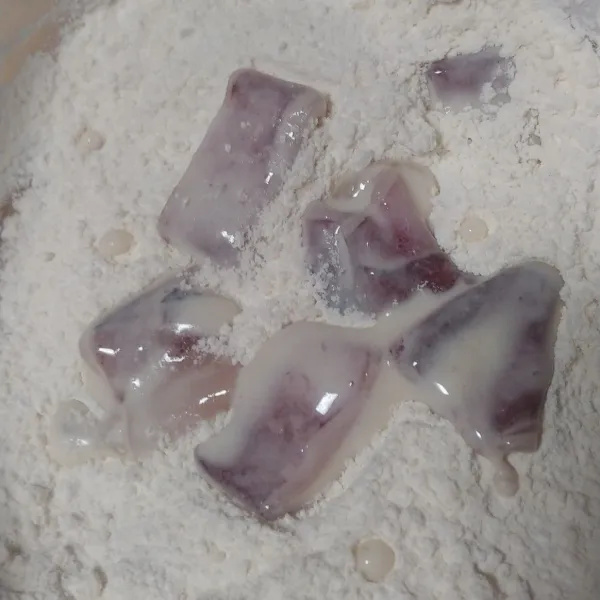 Lalu balur dengan tepung bumbu yang kering sampai terbalut tepung.