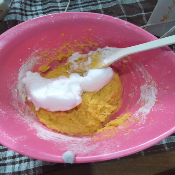 Masukan putih telur secara bertahap dan aduk perlahan (jangan menggunakan mixer)
