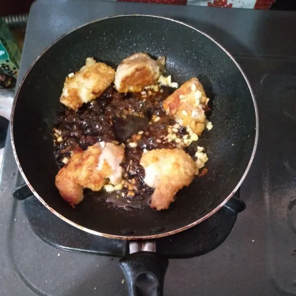 Tambahkan madu, air jeruk dan kecap lalu aduk rata. Tumis sampai saus mengering