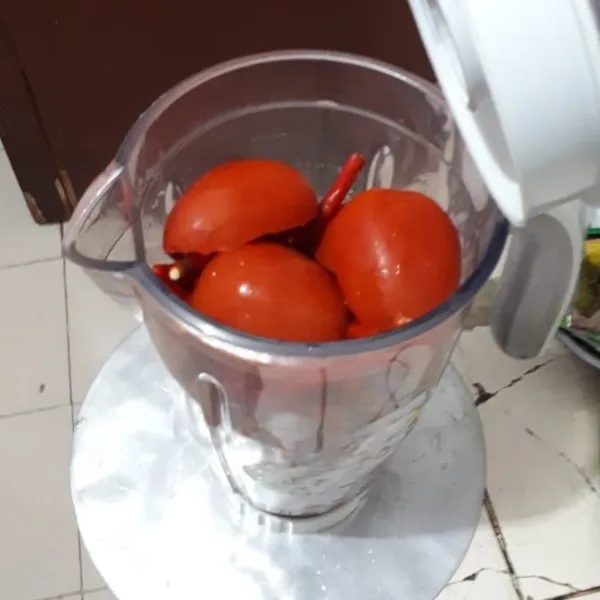 Cuci bersih tomat, potong belah dua, lalu blender semua bahan hingga halus (tambahkan minyak 100 ml)