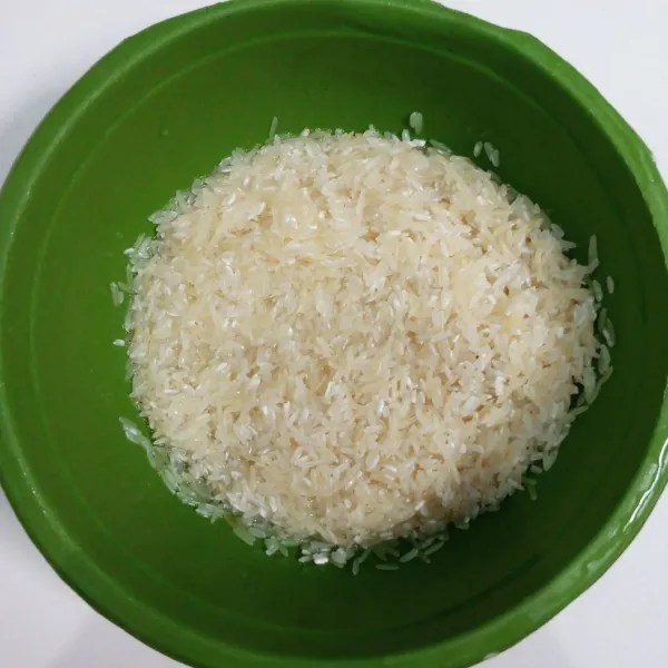 Siapkan beras basmati. Cuci bersih.
