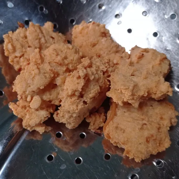 Angkat dan tiriskan. Sajikan hangat.