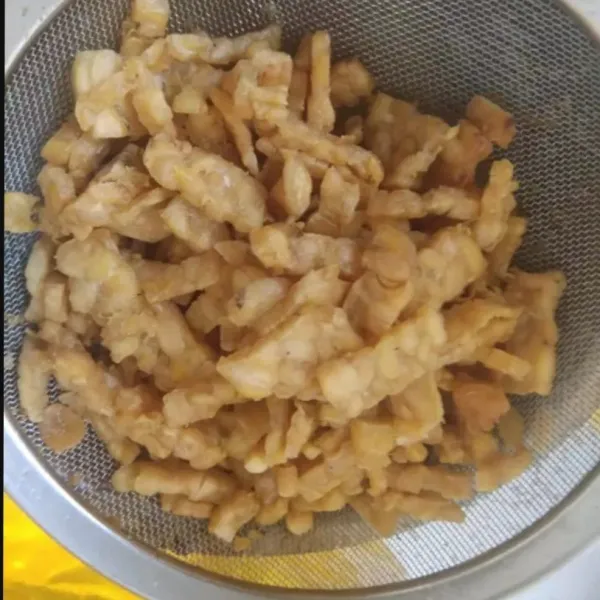 Goreng tempe hingga kering, lalu tiriskan.