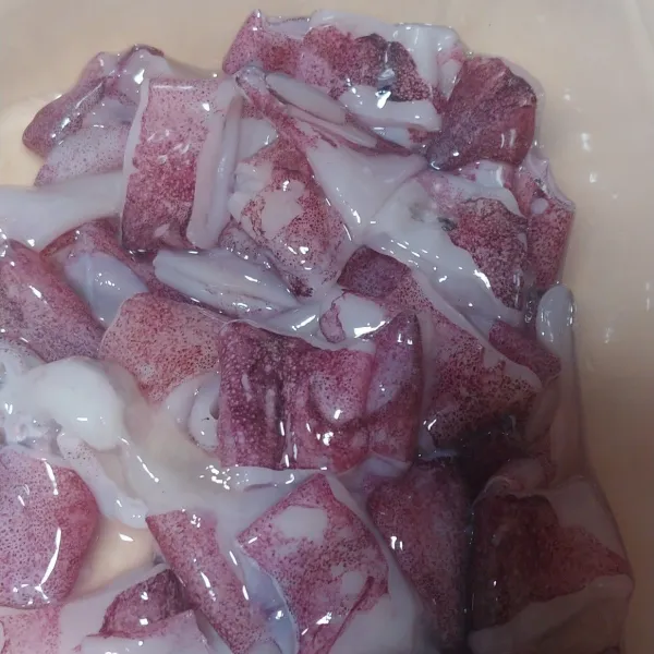 Bersihkan cumi-cumi, pisahkan dengan kelapanya dan potong bulat-bulat.