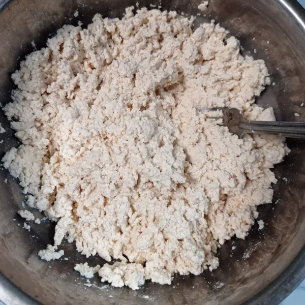 Aduk menggunakan garpu sampai tercampur rata.