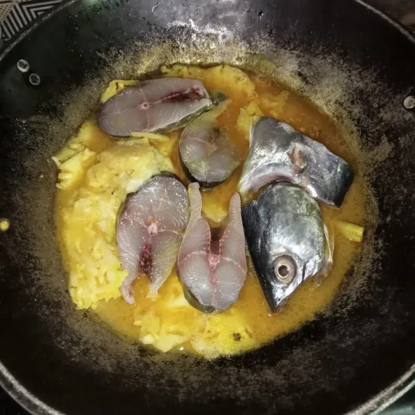 Masukkan ikan dan nanas, masak hingga matang.