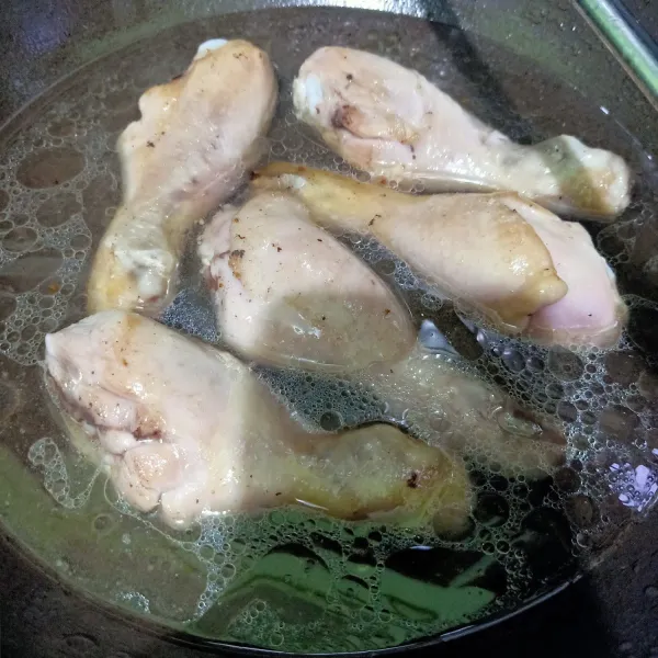 Lalu masukan air ke dalam wajan berisikan ayam, aduk dan tunggu air mendidih.