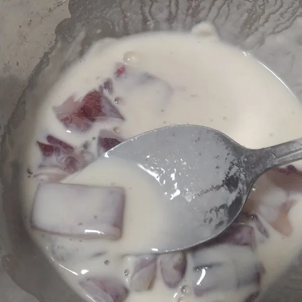 Adonan tepung basah ambil 2 sdm tepung bumbu, lalu tambah kan sedikit air. Masukkan irisan cumi.