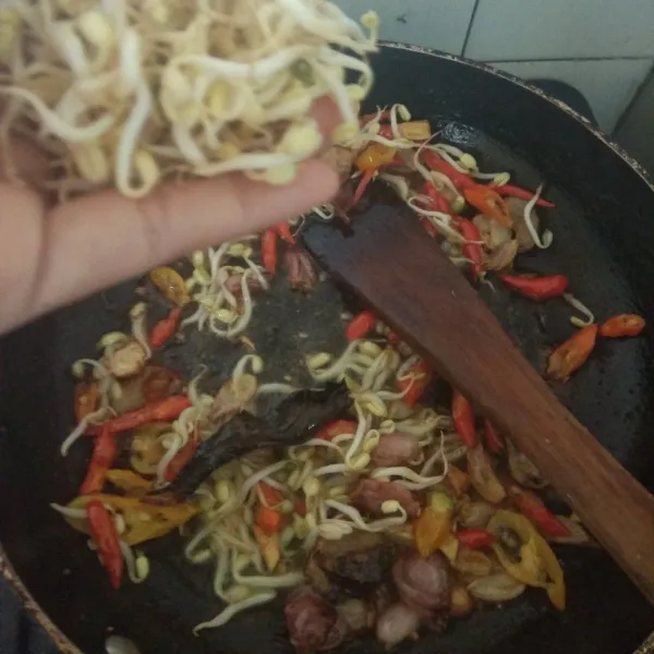 Masukkan kecambah, aduk rata masak hingga layu.