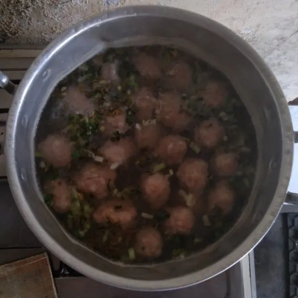 Masukkan bumbu yang telah di tumis tadi kedalam bakso yang dalam proses perebusan.