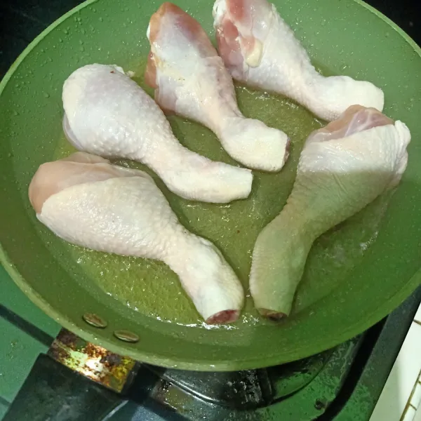 Siapkan wajan lalu beri minyak goreng sedikit lalu setelah minyak panas masukan ayam.