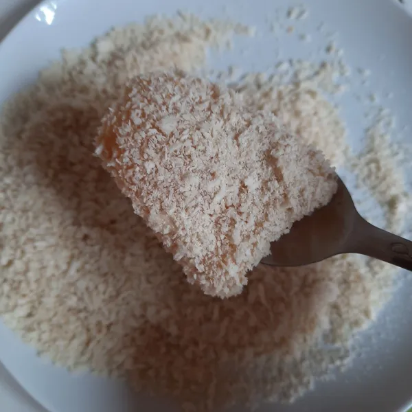 Gulingkan dori ke tepung roti hingga semua permukaan dori terbalut tepung roti.
