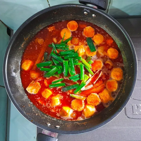 Tambahkan air kemudian bumbui dengan kecap ikan, garam, gula dan penyedap rasa. Masak hingga air mendidih, tes rasa bila sudah sesuai masukkan potongan daun bawang, aduk sebentar lalu matikan api. Kucurkan perasan air jeruk nipis saat akan disajikan, yummy!