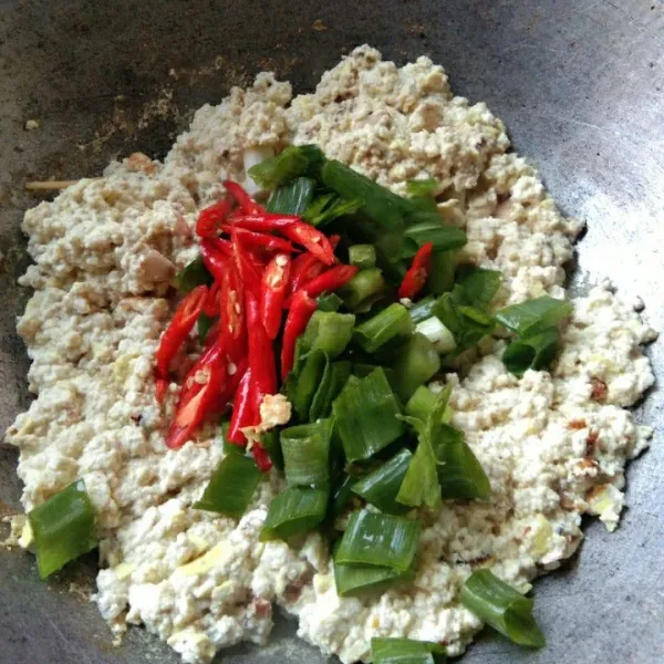 Masukan irisan cabe merah dan bawang daun masak hingga kematangan yang diinginkan