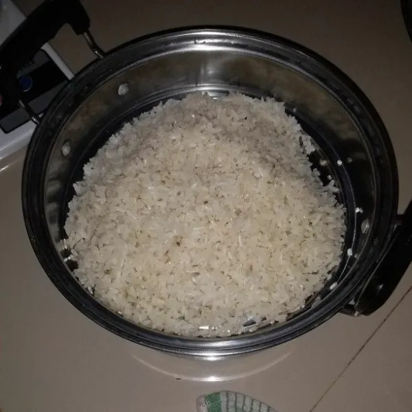 Rendam beras ketan semalaman kemudian cuci dan bilas hingga bersih. Kukus beras ketan selama 15 menit.