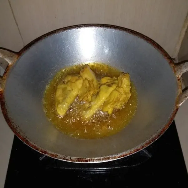 Panaskan minyak goreng. Goreng sayap ayam hingga kering. Angkat dan tiriskan