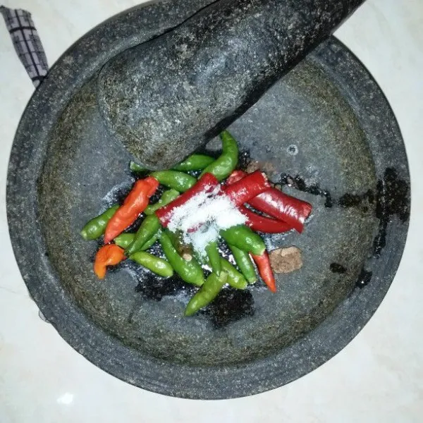 Ulek kasar cabe rawit, cabe merah, tomat, terasi. Tambahkan gula pasir dan garam.