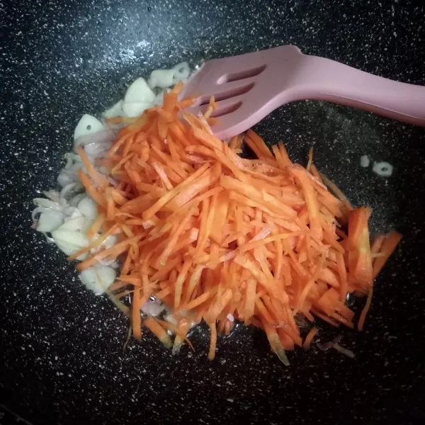 Masukkan wortel dan masak sampai wortel layu.