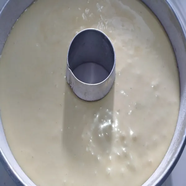 Tuang adonan ke dalam loyang yang sudah diolesi margarin dan ditaburi sedikit tepung lalu hentakkan loyang 3x agar udara dalam adonan keluar.