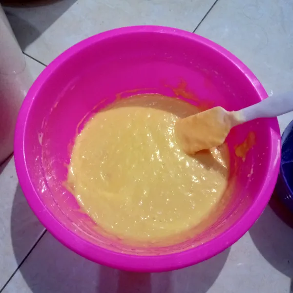 Tuang bahan C, aduk balik dengan spatula.