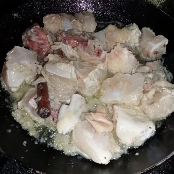 Masukkan ayam dan aduk-aduk hingga ayam kaku dan berubah warna.