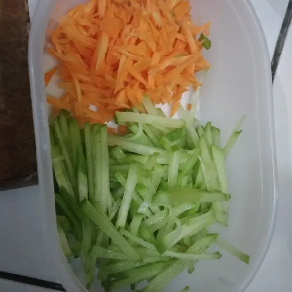 Potong korek labu, dan serut wortel lalu cuci bersih dan tiriskan.
