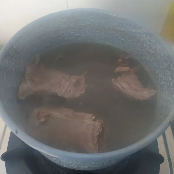 Cuci bersih daging, kemudian rebus daging hingga empuk. Sisihkan air kaldunya.