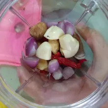 Masukan ke wadah blender semua bumbu halus, kemudian giling.