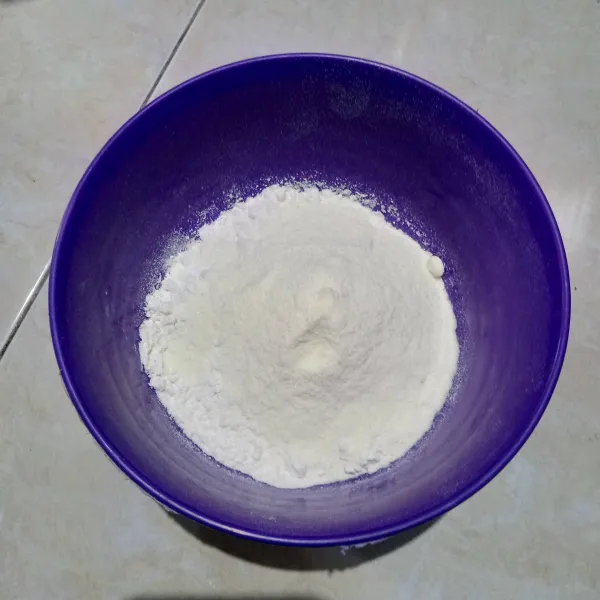 Campur semua bahan B (terigu, susu bubuk dan baking powder) dalam satu wadah, aduk rata.