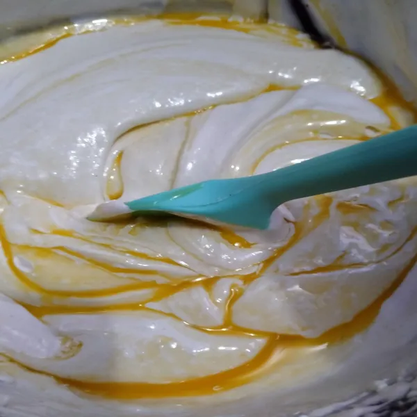 Tuang margarin yang sudah dilelehkan secara bertahap, aduk menggunakan metode aduk balik. Aduk sampai rata.