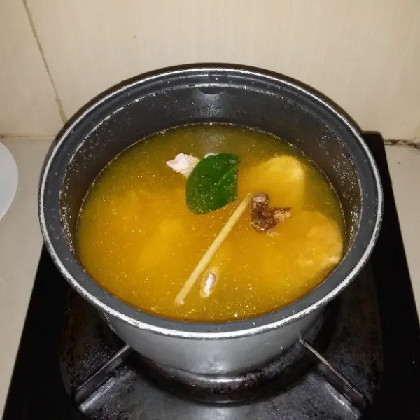 Masukan air, sayap ayam dan semua bumbu. Rebus hingga sayap ayam matang. Angkat dan tiriskan