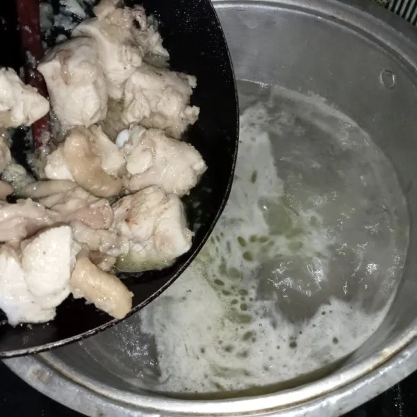 Didihkan air dipanci dan masukkan ayam yang sudah ditumis.
