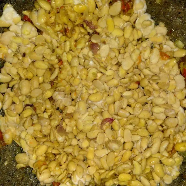 Masukkan tempe dan penyet tempenya.