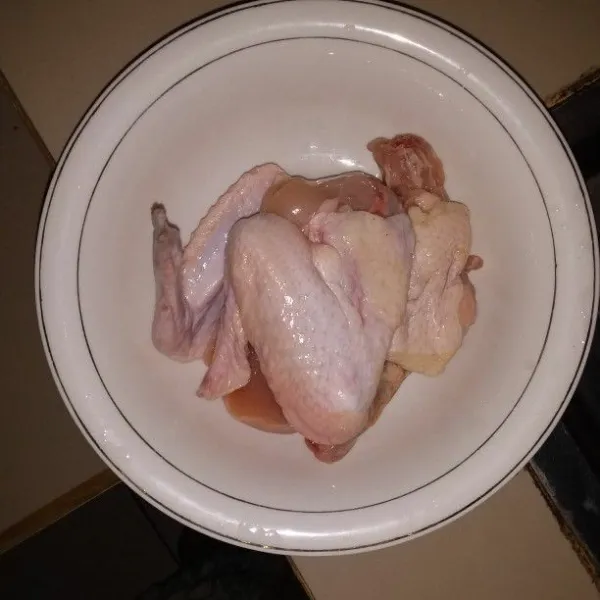 Cuci sayap ayam hingga bersih.