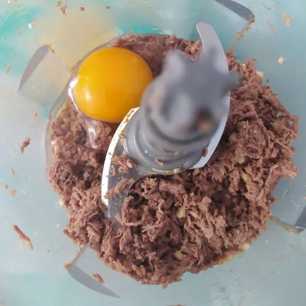 Setelah daging dan bumbu halus, masukkan telur. Aduk rata.
