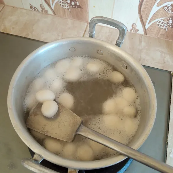 Rebus air masukan adonan bulatan rebus sampai mengapung artinya sudah matang